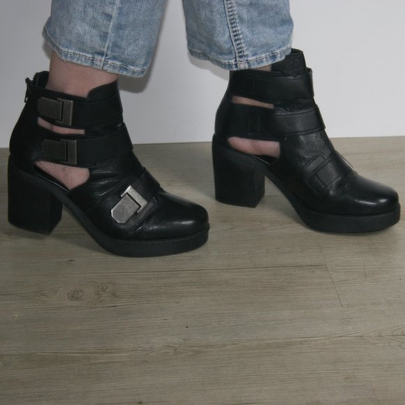 Topshop Aubrey 3 Cut-Out Boots - Picture 4 of 6